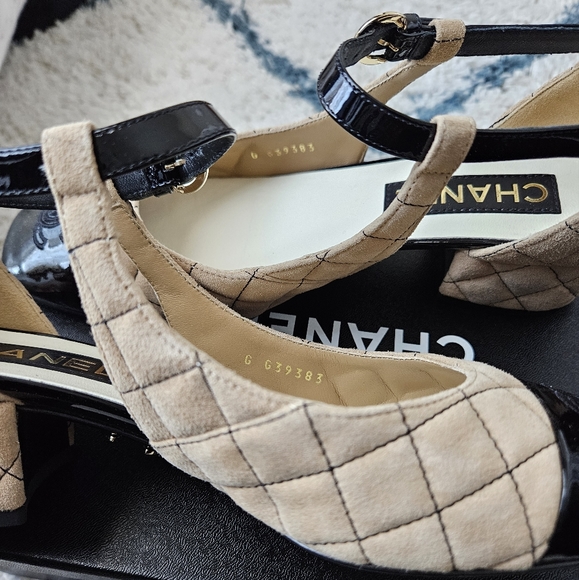 Chanel kidskin quilted patent cap Mary Jane's in beige and black - Picture 7 of 16